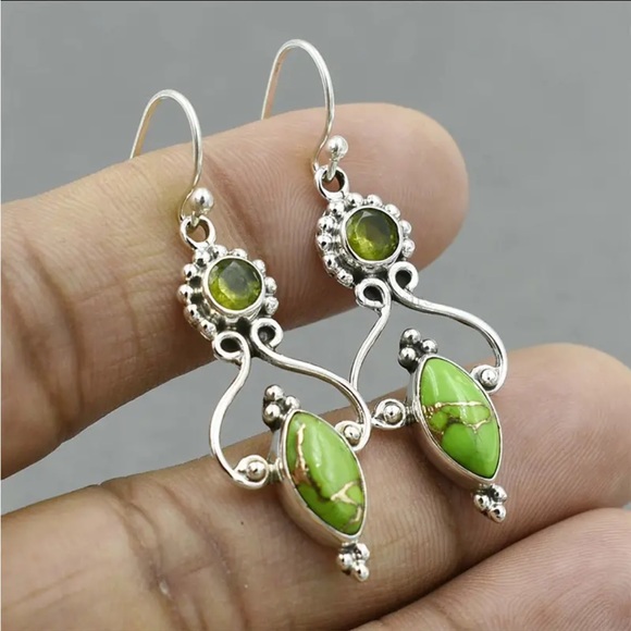 Earrings-Vintage green/ silver dangle. Synthetic stones. 1.75” x .75” NIP. - Picture 4 of 4